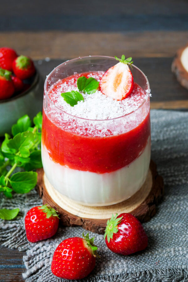 Spaghetti-Eis-Dessert mit Erdbeeren und Mascarpone im Glas