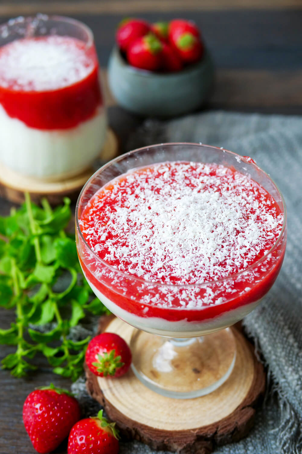 Spaghetti-Eis-Dessert mit Erdbeeren und Mascarpone im Glas