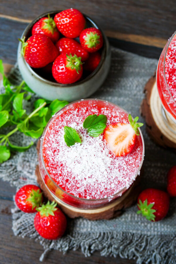 Spaghetti-Eis-Dessert mit Erdbeeren und Mascarpone im Glas