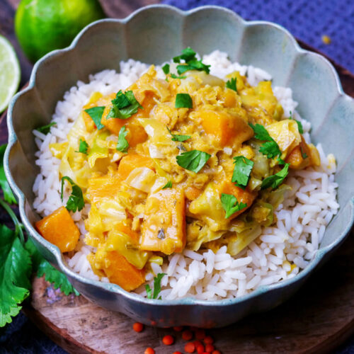 Spitzkohl-Curry mit Süßkartoffel, Kokosmilch und Reis in der Schale