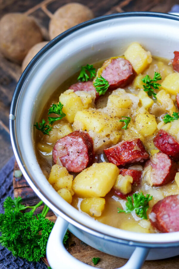 Spitzkohl-Eintopf mit Kartoffelnund Mettenden in einerm Topf.