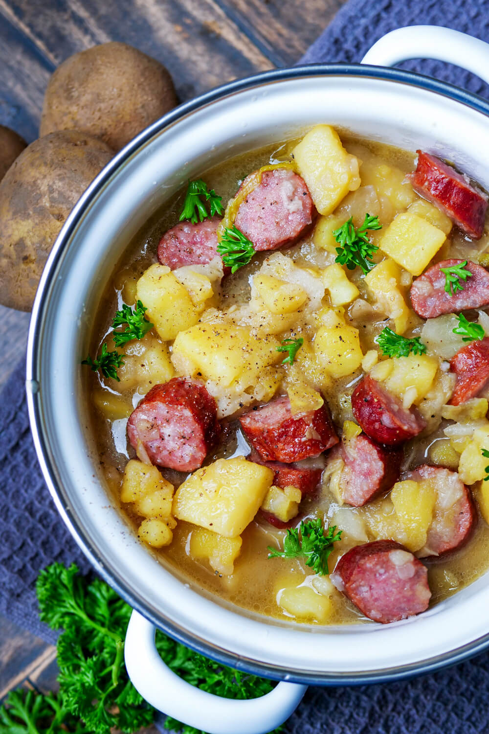 Eintopf mit Spitzkohl, Kartoffeln und Mettenden in einem Topf.