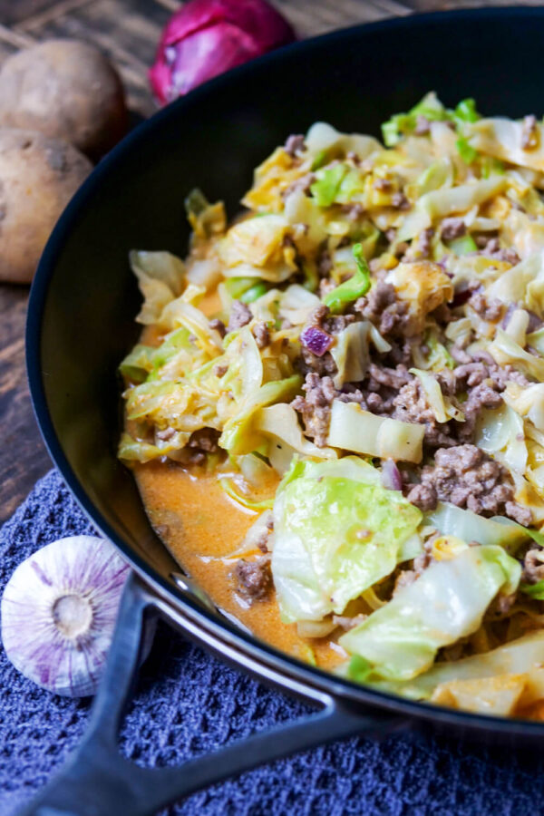 Spitzkohl mit Hackfleisch in der Pfanne