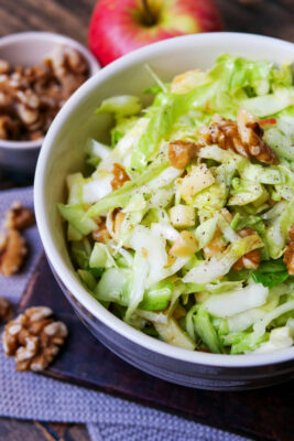 Spitzkohlsalat mit Walnüssen in einer Schale.