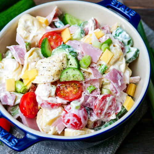 Tortellini-Salat mit Schinken in einer blauen Schüssel