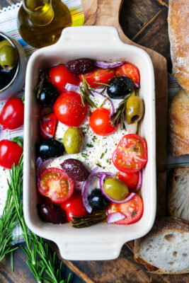 Gebackener Feta mit Tomaten, Oliven, Zwiebeln und Kräutern in der Auflaufform