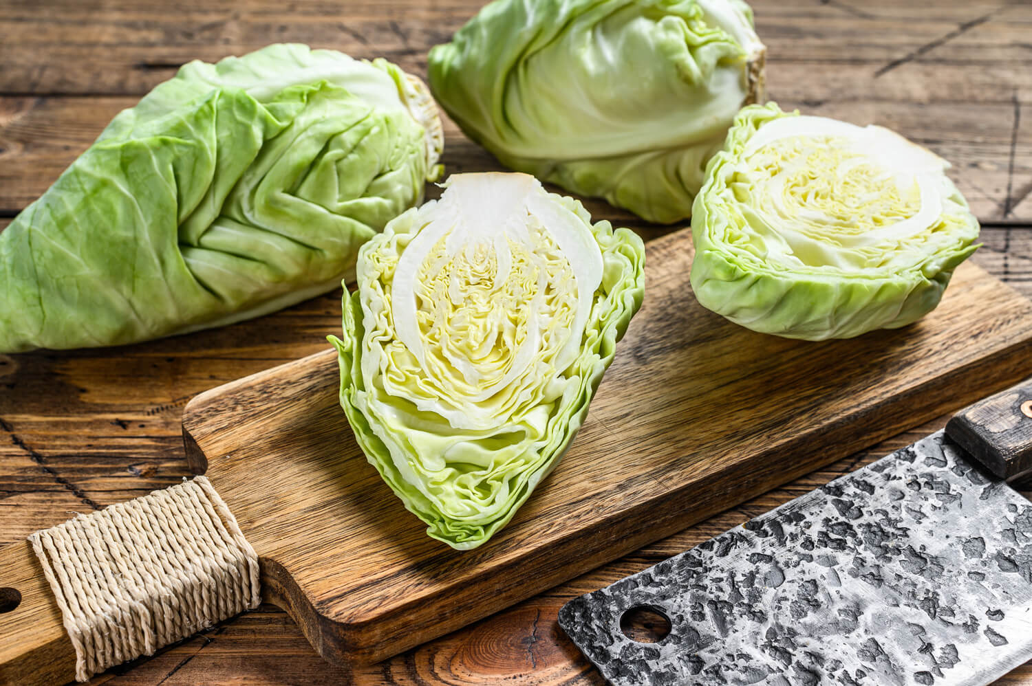 Frischer grüner Spitzkohl auf hölzernem Untergrund.