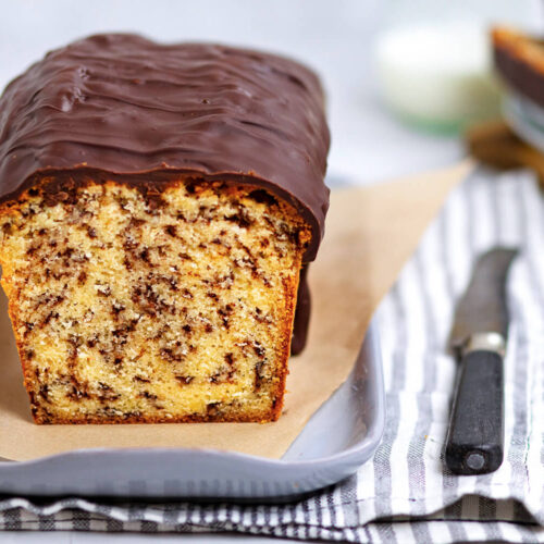 Ameisenkuchen angeschnitten auf einer Kuchenplatte.