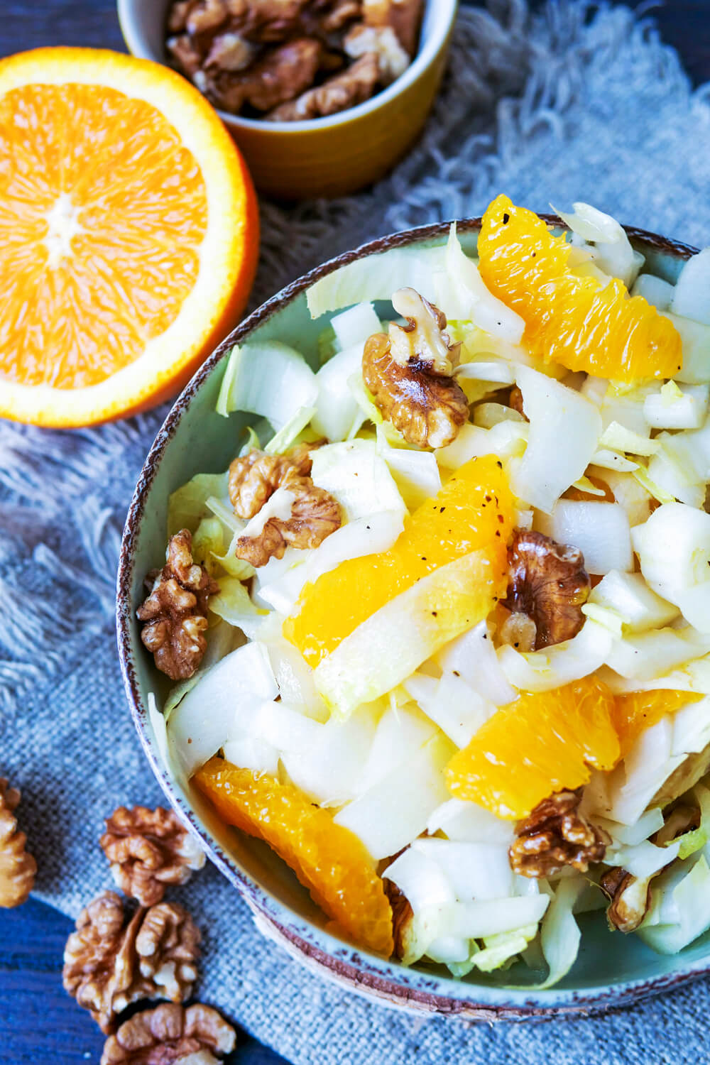 Chicorée-Salat mit Orangen und Walnüssen in einer Schale.