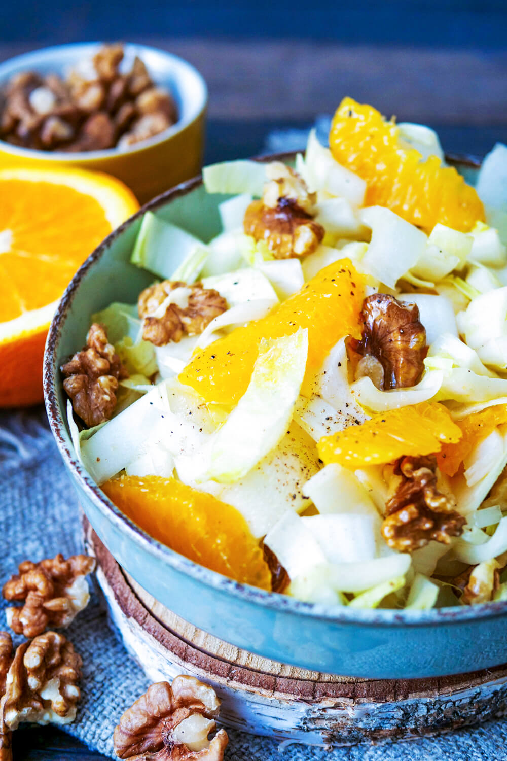 Chicorée-Salat mit Orangen und Walnüssen in einer Schale.