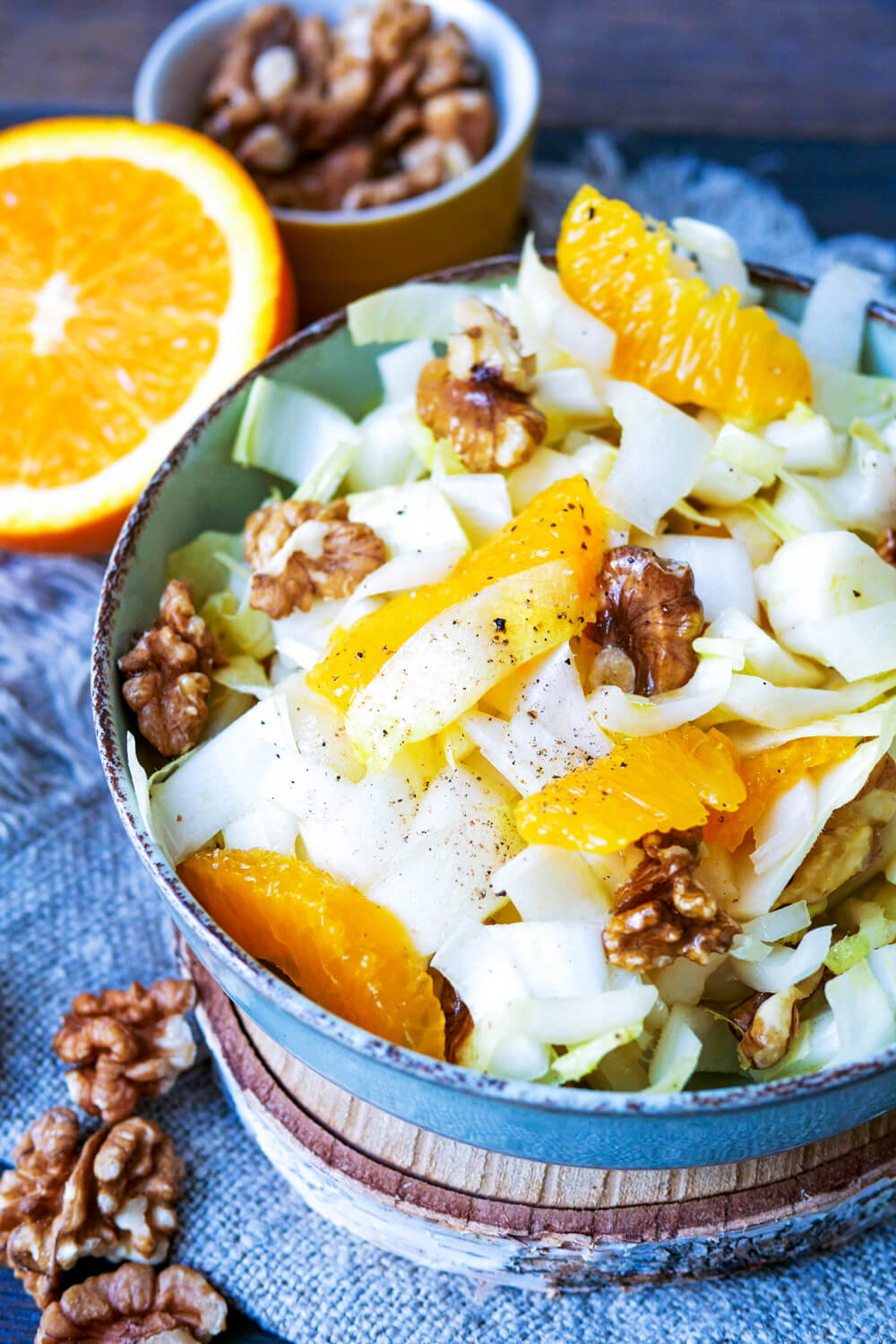 Chicorée-Salat mit Orangen und Walnüssen in einer Schale.