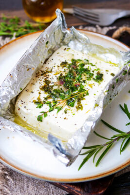 Gegrillter Feta mit Kräutern in Alufolie.