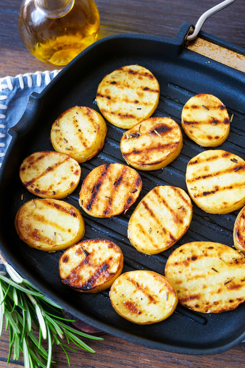 Gartoffelscheiben in einer Grillpfanne.