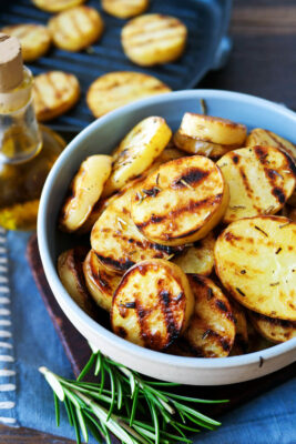 Gegrillte Kartoffelscheiben in einer Schale.