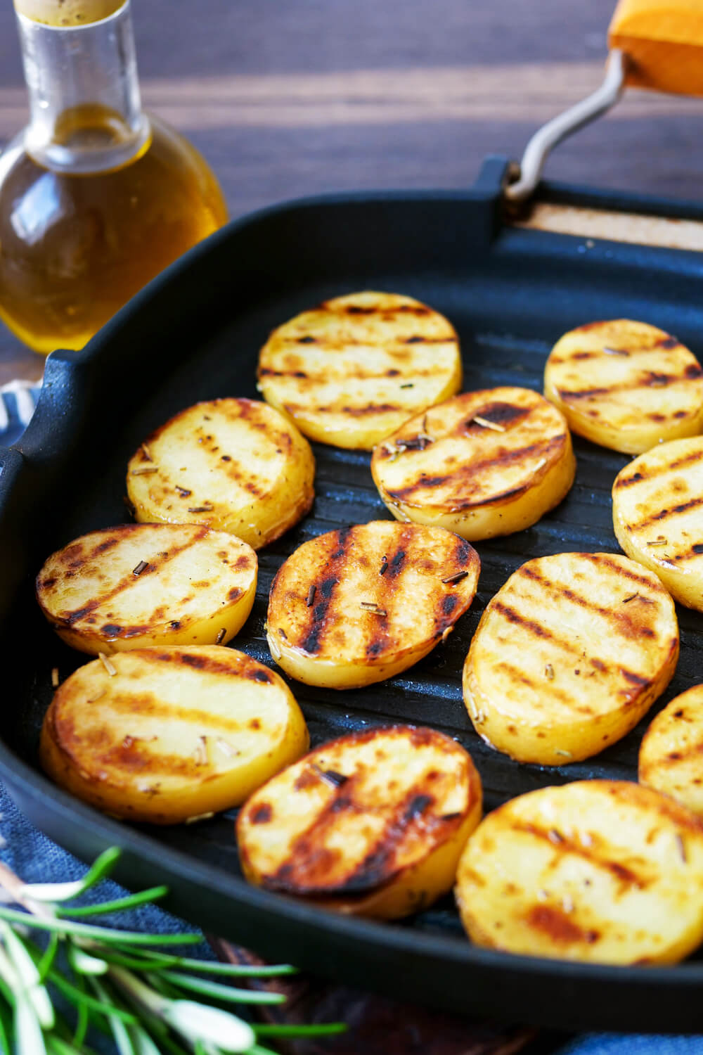 Kartoffelscheiben in einer Grillpfanne.