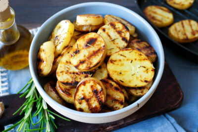 Gegrillte Kartoffeln in einer Schale.