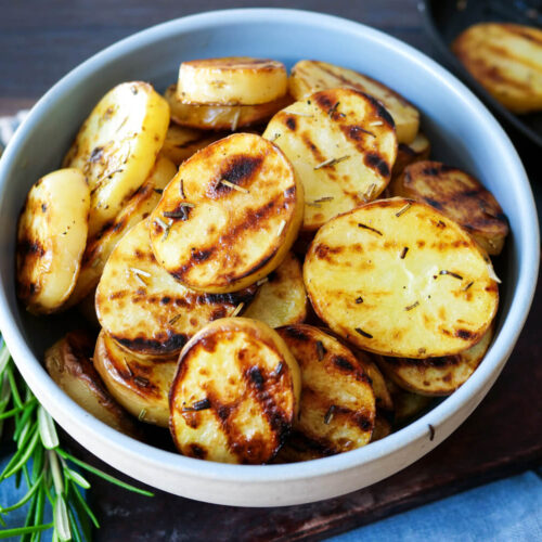 Gegrillte Kartoffeln in einer Schale.