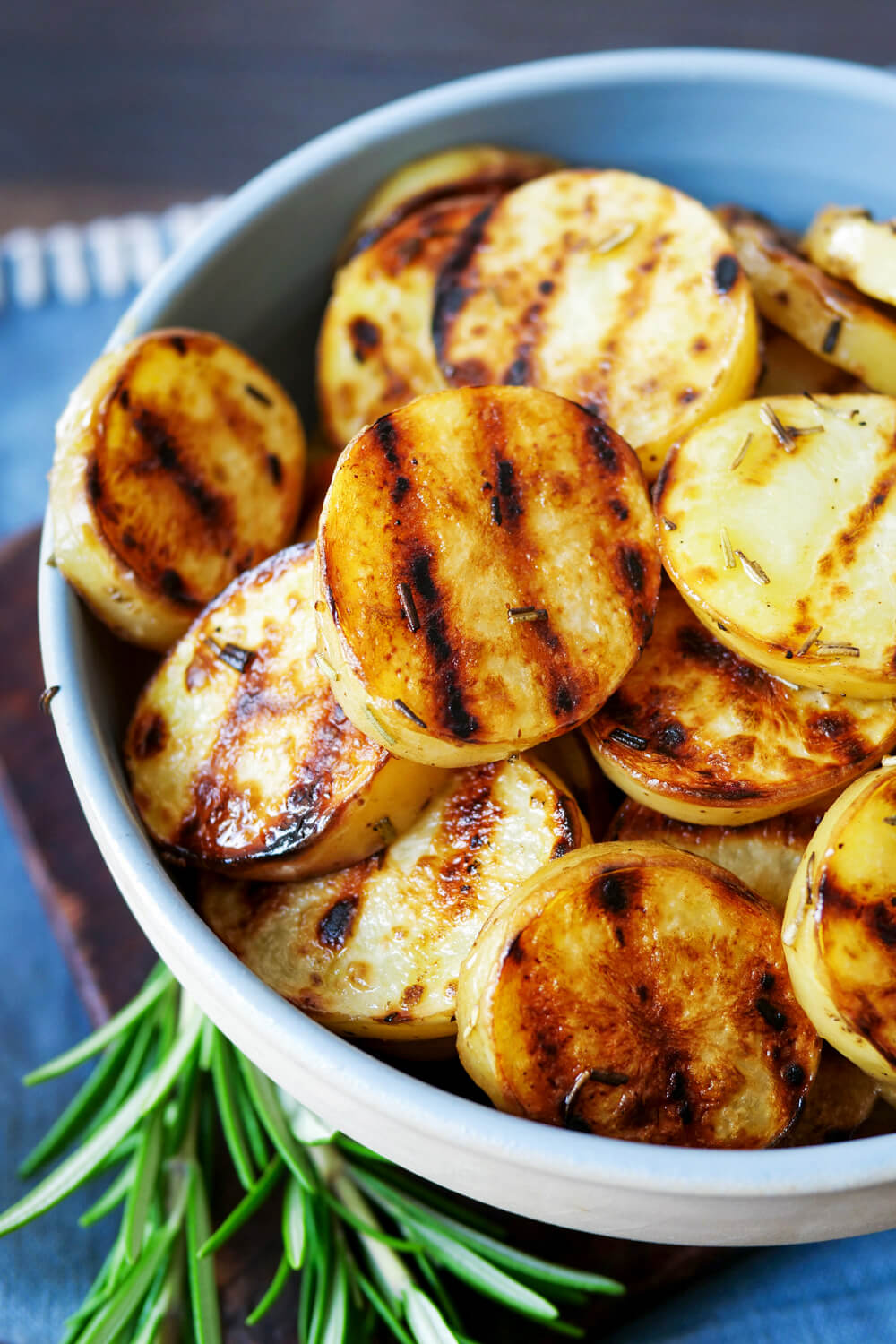 Gegrillte Kartoffeln in einer Schale.