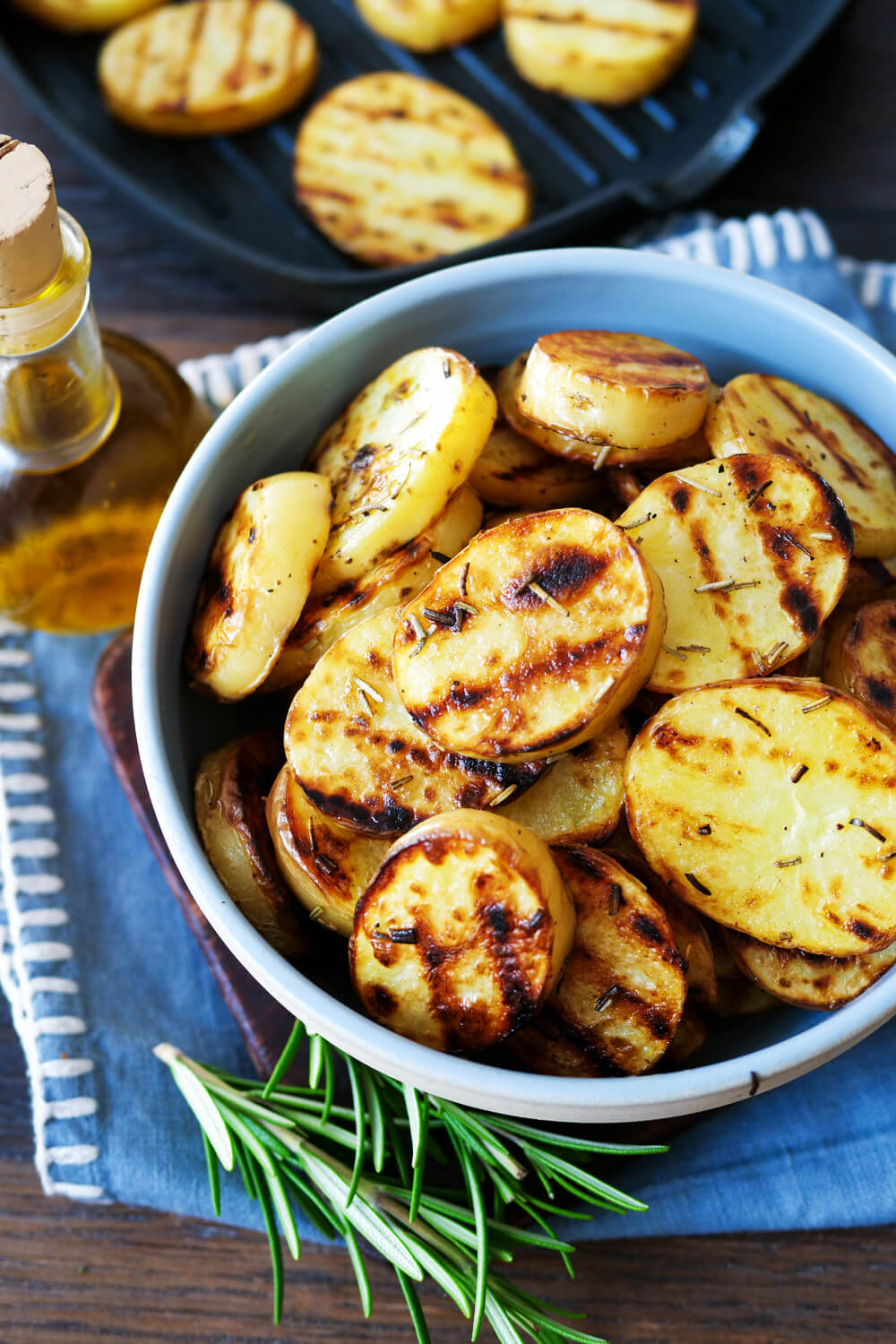 Gegrillte Kartoffeln in einer Schale.