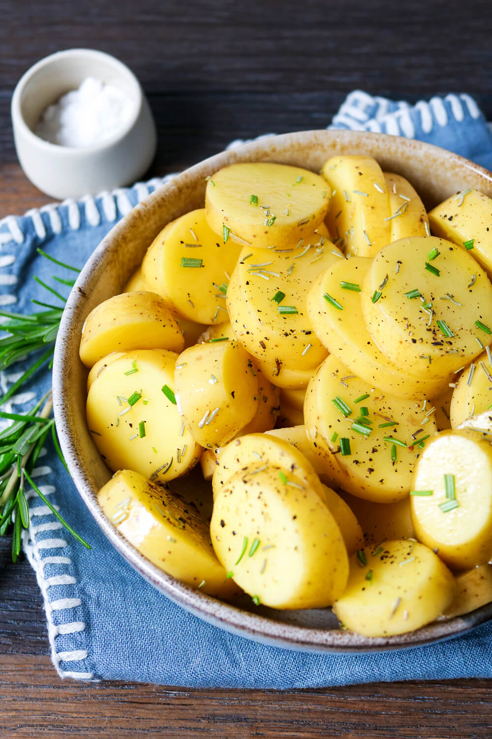 Marinierte Kartoffeln in einer Schale.