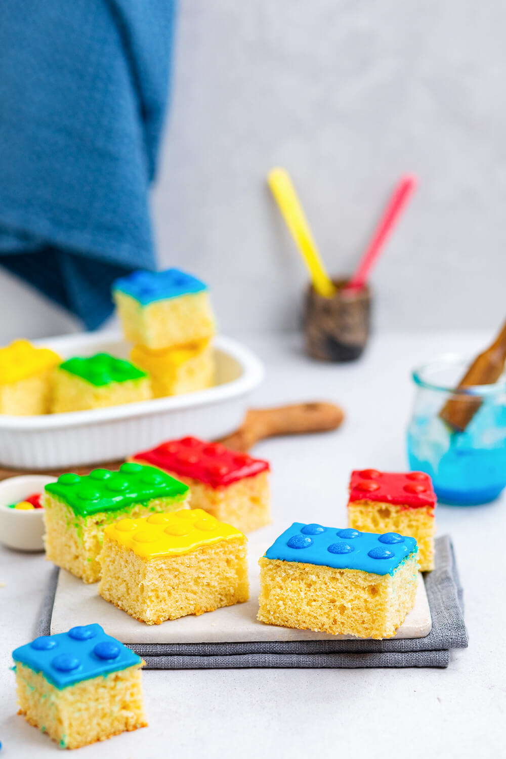 Lego-Kuchen in Stücken auf hellem Untergrund.