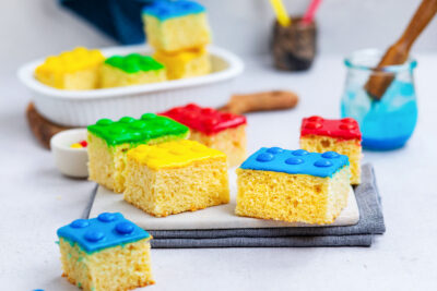 Bausteinkuchen in Stücken auf hellem Untergrund.