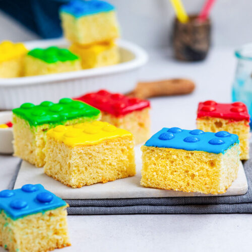 Bausteinkuchen in Stücken auf hellem Untergrund.