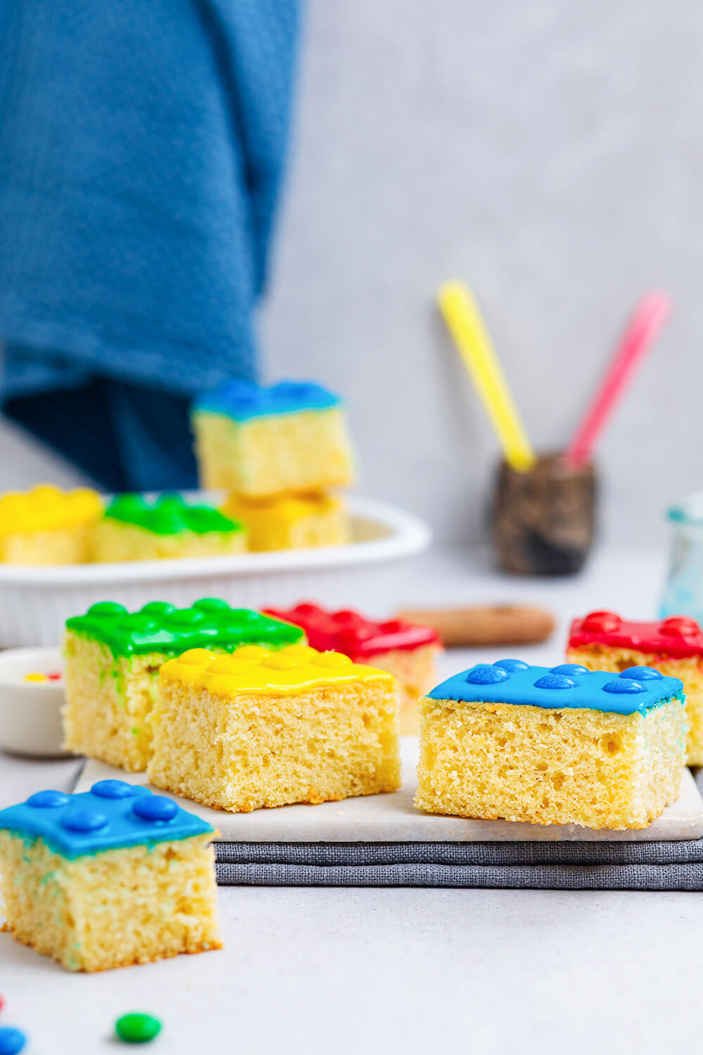 Lego-Kuchen in Stücken auf hellem Untergrund.