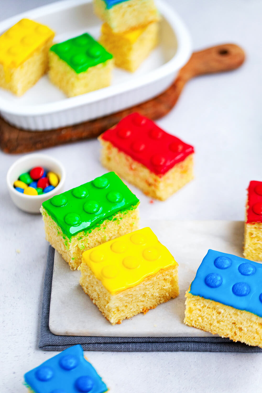 Lego-Kuchen in Stücken auf hellem Untergrund.