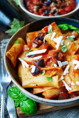 Pasta alla Norma mit Auberginen, Ricotta und Basilikum auf dem Teller