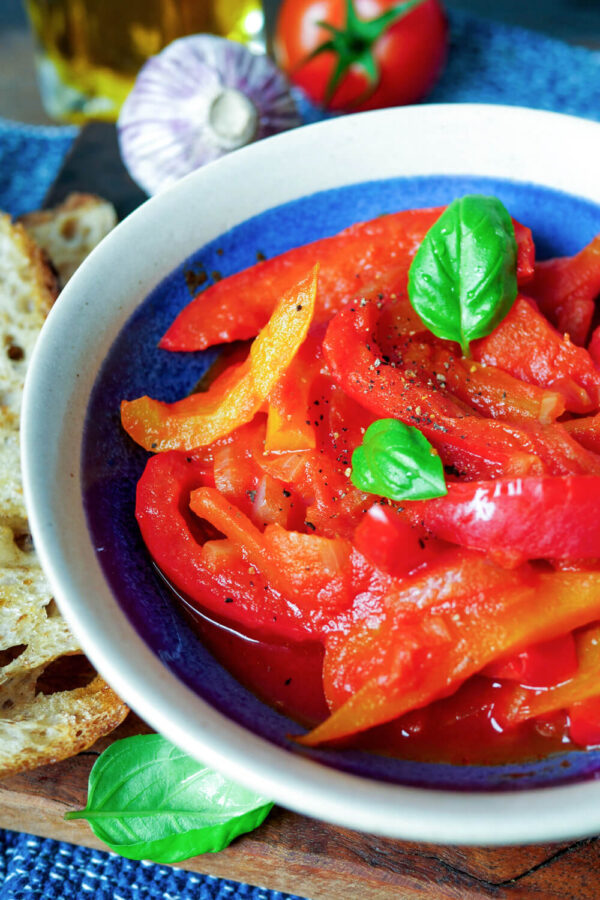 Peperonata Gemüse mit Basilikum in der blauen Schale