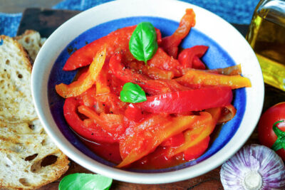 Peperonata Gemüse mit Basilikum in der blauen Schale