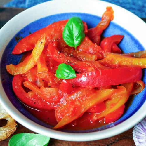 Peperonata Gemüse mit Basilikum in der blauen Schale