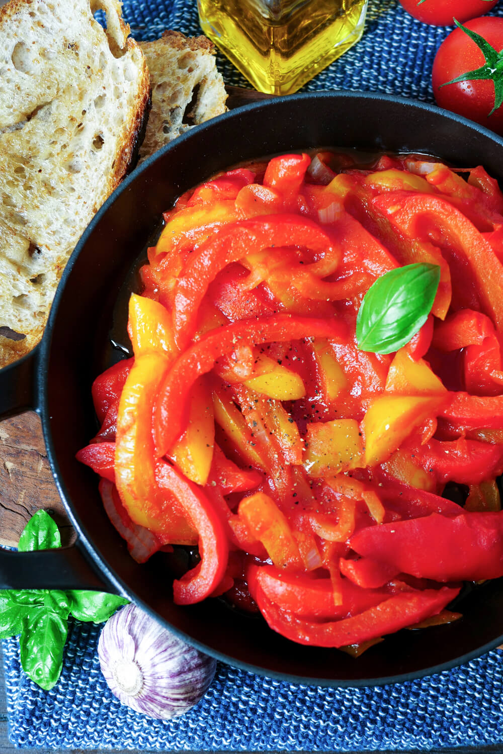 Gedünstete Paprika mit Basilikum in der Pfanne