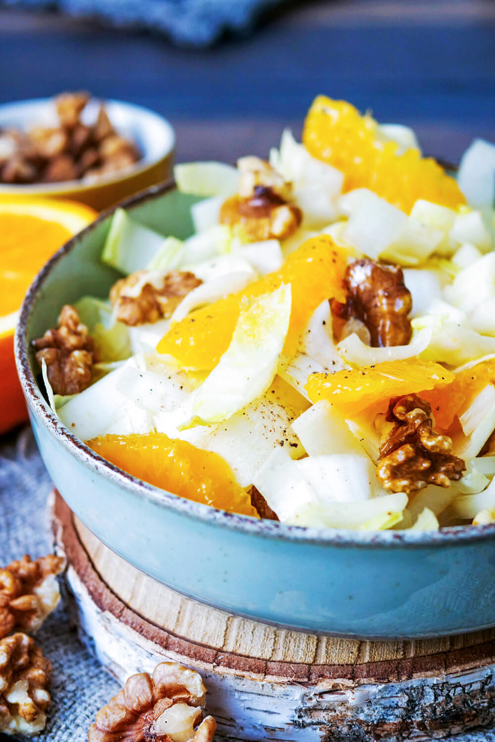 Chicorée-Salat mit Orangen und Walnüssen in einer Schale.