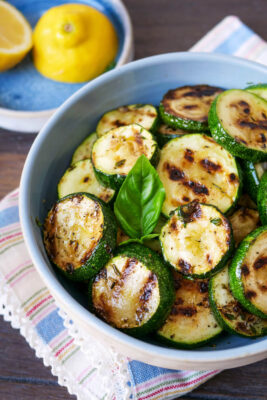 Gegrillte Zucchinischeiben in einer Schale.