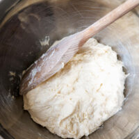 Baguette-Teig in einer Schüssel mit Kochlöffel.