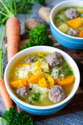 Hackbällchen-Suppe mit Gemüse und Reis in zwei Schalen.