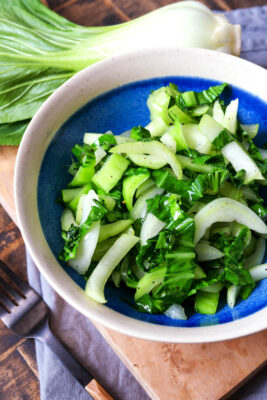 Pak Choi klein geschnitten und gebraten in einer Schale.