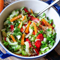 Pak-Choi-Salat in einer Schale mit Löffel.