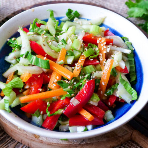 Pak-Choi-Salat in einer Schüssel.