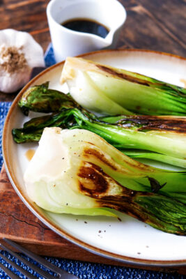 Pak Choi gebraten mit Knoblauch auf einem Teller.