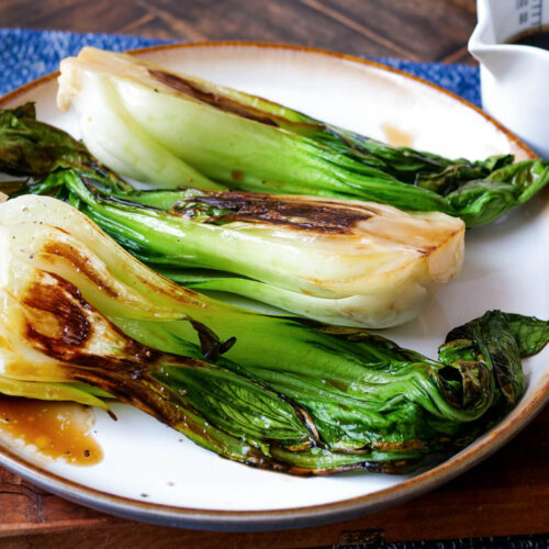 Pak Choi gebraten mit Knoblauch auf einem Teller.