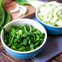 Pak Choi geschnitten in Schalen.