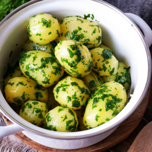 Petersilienkartoffeln im weißen Topf