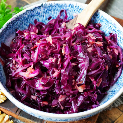 Rotkohlsalat in einer Schale mit Holzlöffel.