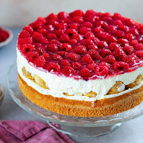 Windbeuteltorte auf einer Kuchenplatte.