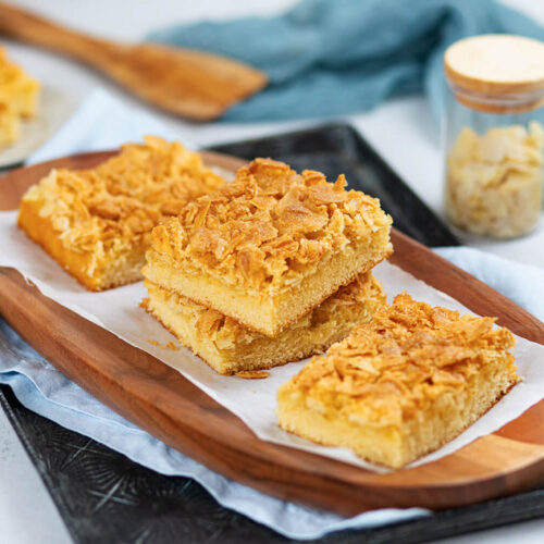 Mehrere Stücke Becherkuchen auf einem Servierteller aus Holz.