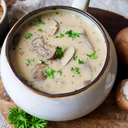 Champignonsuppe in einer Tasse.