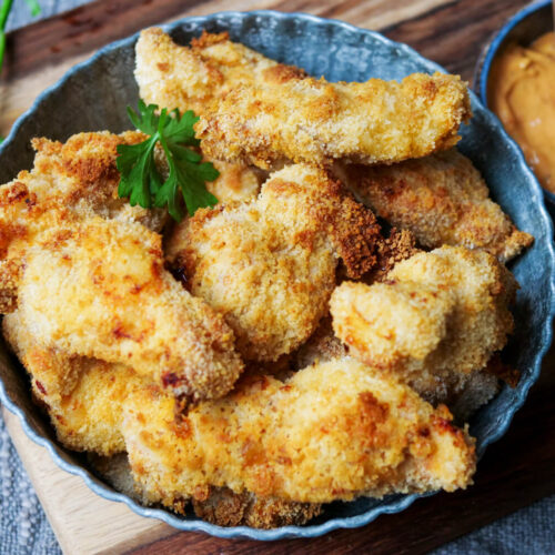 Chicken Nuggets aus der Heißluftfritteuse in einer Schale.